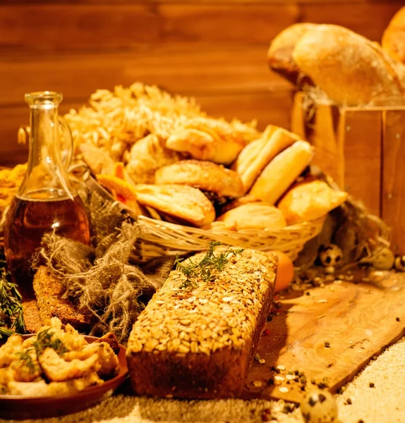 Produtos de padaria caseiros em uma mesa — Fotografia de Stock