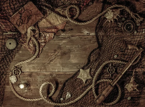 Conceito de mar em um fundo de mesa de madeira — Fotografia de Stock