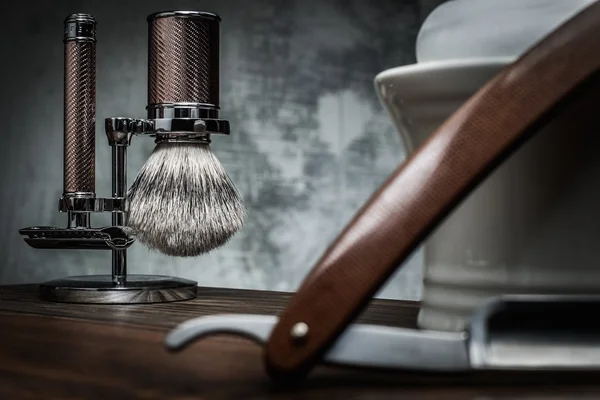Barbear lâminas e tigela com espuma — Fotografia de Stock