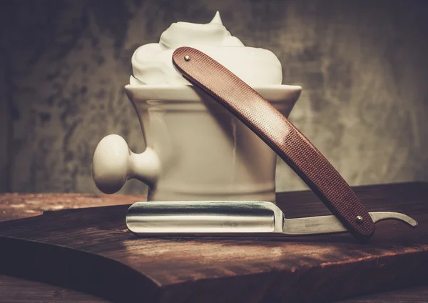 Shaving bowl and straight razor — Stock Photo, Image