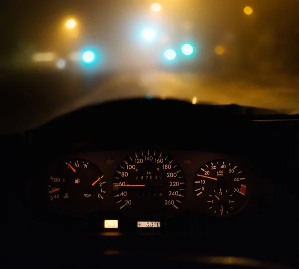 Conducción de coche durante la baja visibilidad por la noche — Foto de Stock