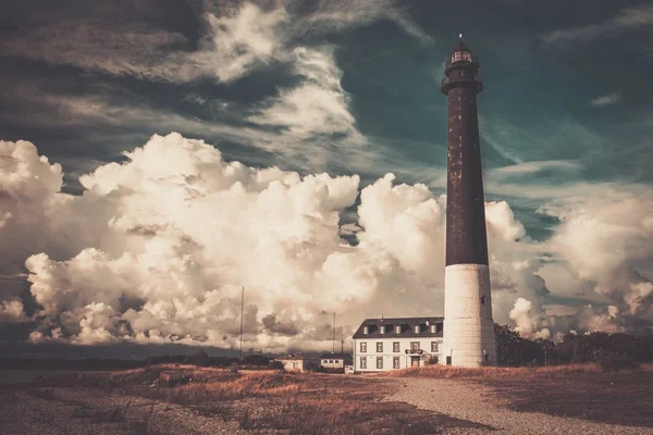 Farol e casa do guardião perto da bela baía — Fotografia de Stock