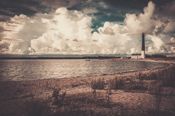 Faro y casa del guarda cerca de la hermosa bahía —  Fotos de Stock