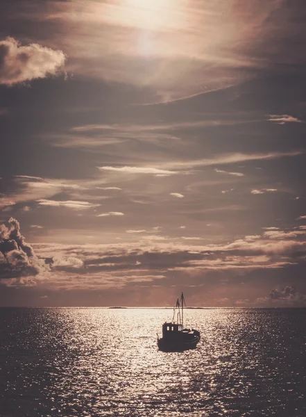 Barco de pescador em um mar — Fotografia de Stock