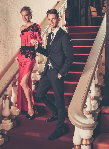 Prachtige goed geklede jonge paar in luxe interieur — Stockfoto