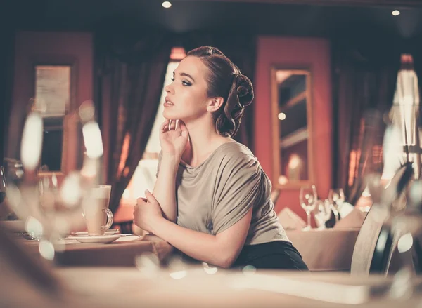 Krásná mladá dívka v luxusní interiér restaurace — Stock fotografie