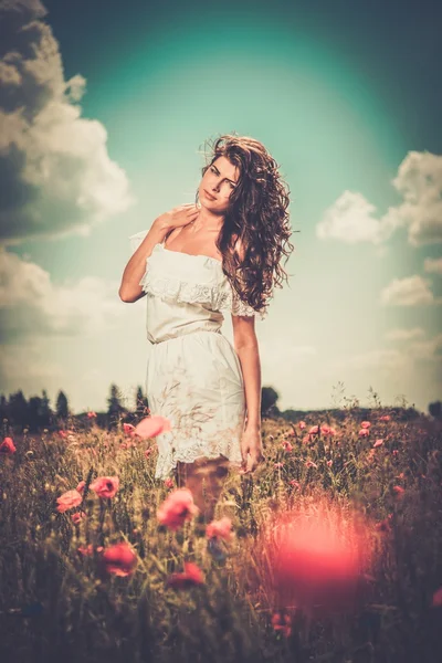 Under haşhaş beyaz yazlık elbise giyen kız — Stok fotoğraf