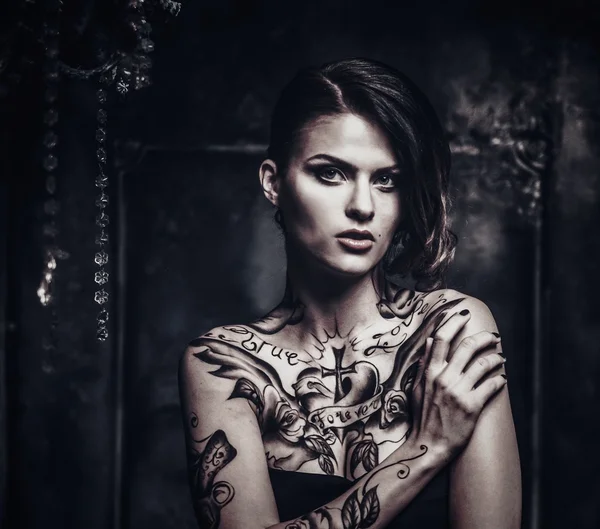 Tatuerade vacker kvinna i gamla spooky inre — Stockfoto