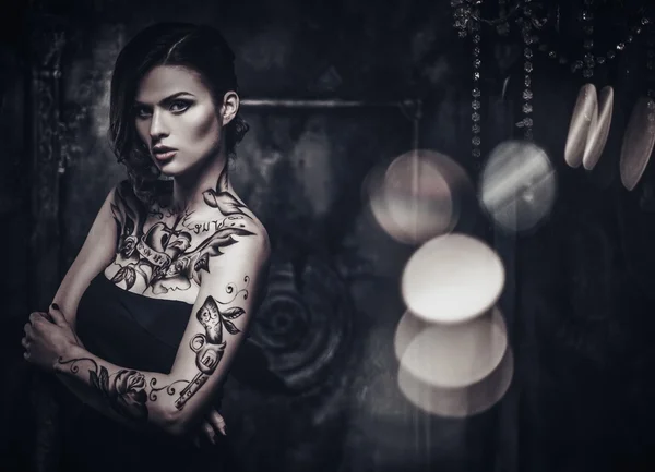 Tetovált szép nő, régi kísérteties belső — Stock Fotó