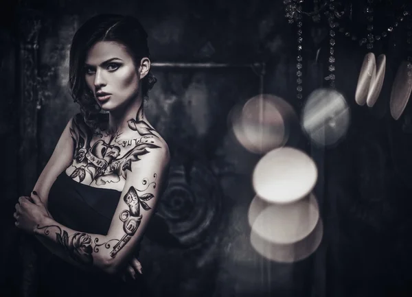 Tatoué belle femme dans vieil intérieur effrayant — Photo