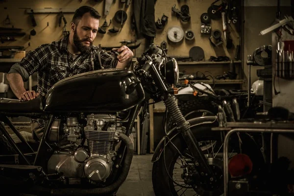 Edifício mecânico estilo vintage café-piloto motocicleta na garagem personalizada — Fotografia de Stock