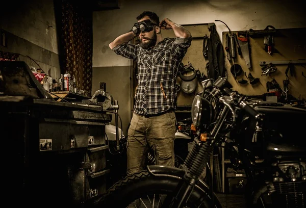 Mechanic preparing ford lathe works in motorcycle customs garage — Stock Photo, Image