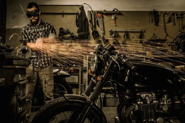 Mecânico fazendo trabalhos de torno na motocicleta alfândega garagem — Fotografia de Stock