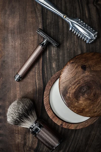 Accessori da barba su uno sfondo di legno di lusso — Foto Stock