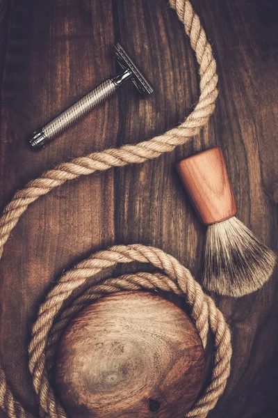 Accesorios de afeitado sobre un fondo de madera de lujo —  Fotos de Stock