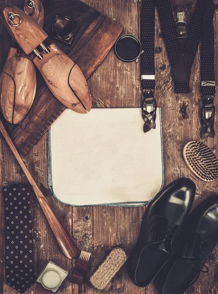 Cuidado del calzado y accesorios de caballero en una mesa de madera — Foto de Stock