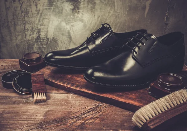 Accesorios para el cuidado de zapatos en una mesa de madera — Foto de Stock