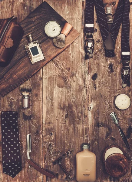 Acessórios de cavalheiro em um em uma placa de madeira de luxo — Fotografia de Stock