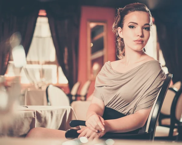 Beautiful young girl in luxury restaurant interior — Stock Photo, Image