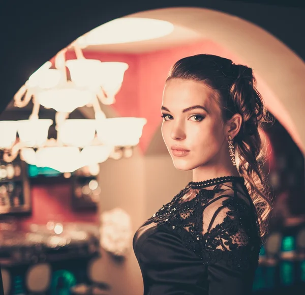 Young woman in evening dress in luxury interior — Stockfoto