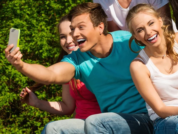 Amis adolescents sportifs dans un parc prenant selfie — Photo