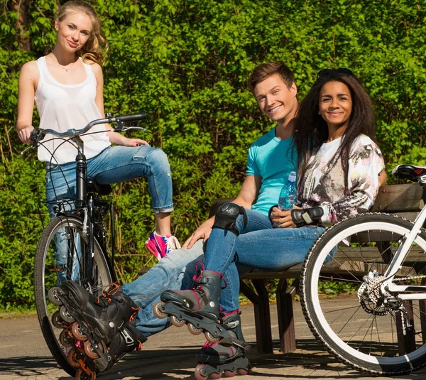 Multi ethnic group of sporty teenage friends in a park — Stock Photo, Image