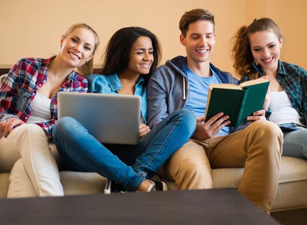 Gruppe von Studenten bereitet sich auf Prüfungen in Wohnungseinrichtung vor — Stockfoto