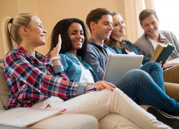 Gruppe von Studenten bereitet sich auf Prüfungen in Wohnungseinrichtung vor — Stockfoto