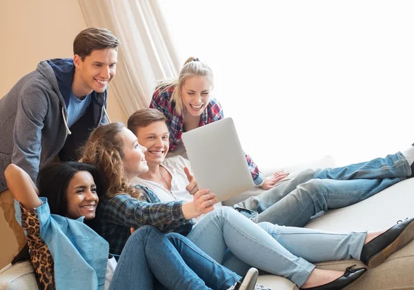 Gruppen av unga vänner med selfie i heminredning — Stockfoto