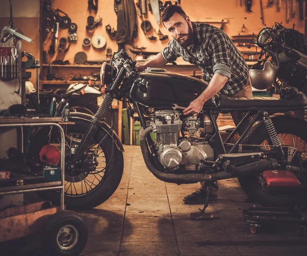 Mechaniker baut Café-Racer-Motorrad im Vintage-Stil in eigener Garage — Stockfoto