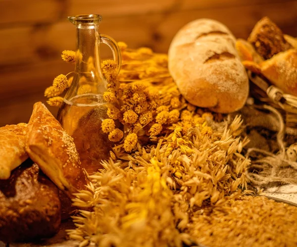 Produtos de padaria caseiros em uma mesa — Fotografia de Stock