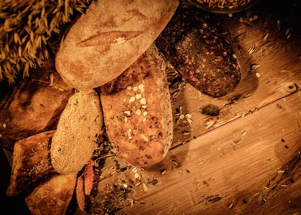 Produtos de padaria caseiros em uma mesa — Fotografia de Stock