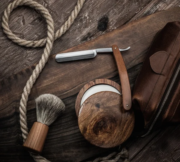 Accessoires de rasage sur un fond de bois de luxe — Photo