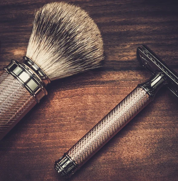 Безопасная бритва и щетка для бритья на деревянном фоне — стоковое фото