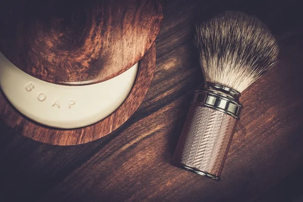 Štětka na holení a mýdlo na dřevěné pozadí luxusní — Stock fotografie