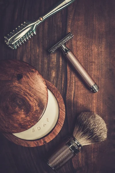 Akcesoria do golenia na luksusowe drewniane tła — Zdjęcie stockowe
