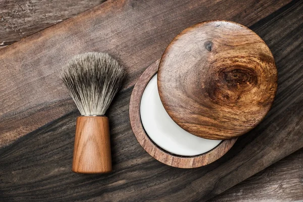 Brosse à raser et savon sur un fond de bois de luxe — Photo