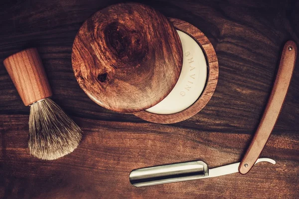 Αξεσουάρ ξυρίσματος σε πολυτελές φόντο ξύλινη — Φωτογραφία Αρχείου