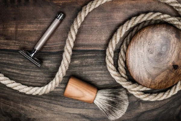 Accessori da barba su uno sfondo di legno di lusso — Foto Stock