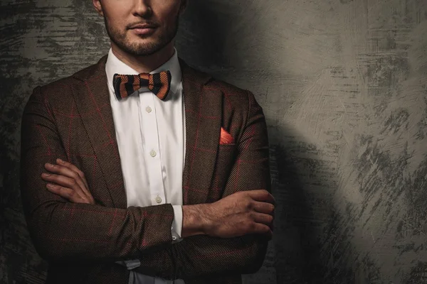 Ceket ve kravat giymek keskin giyinmiş fashionist — Stok fotoğraf