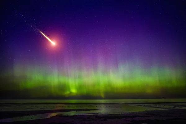 Cometa cayendo y Aurora Boreal —  Fotos de Stock