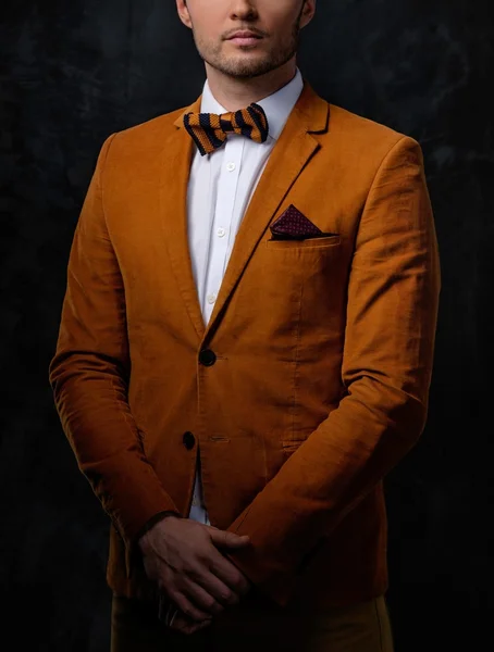 Homem vestindo jaqueta e gravata arco — Fotografia de Stock