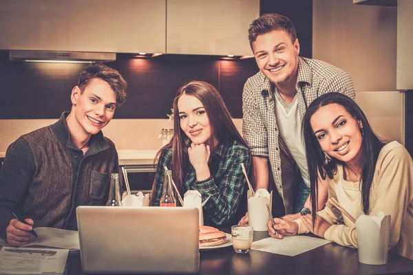 Gruppe fröhlicher Studenten bereitet sich auf Prüfungen vor — Stockfoto