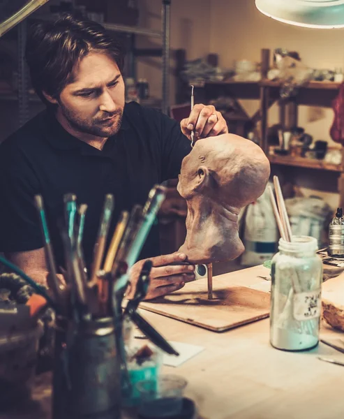 Человек, работающий в специальной мастерской по изготовлению протезов — стоковое фото