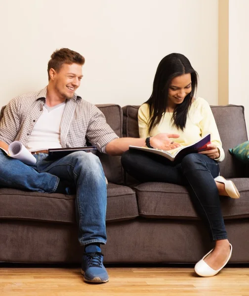 Multietniska studenter par förbereder sig för tentor — Stockfoto