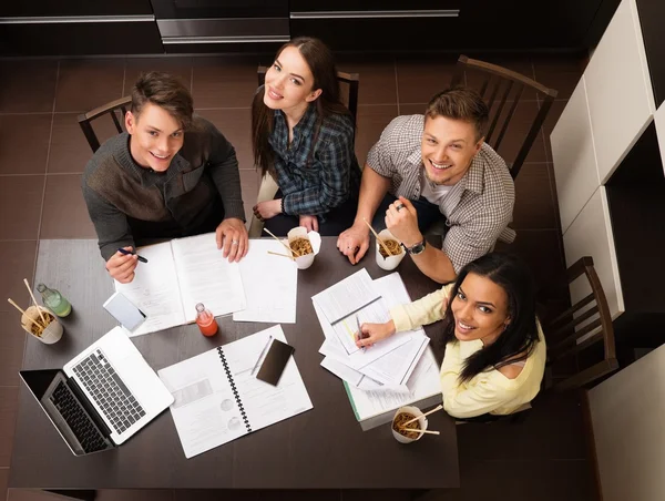 Gruppo di studenti allegri che si preparano per gli esami — Foto Stock