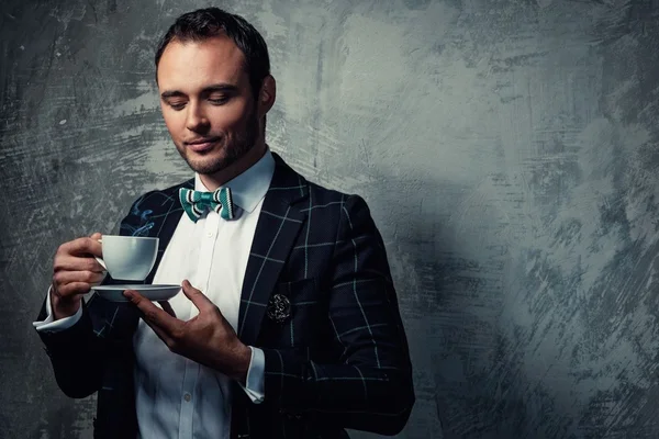 Sharp fashionist vestido com xícara de café — Fotografia de Stock