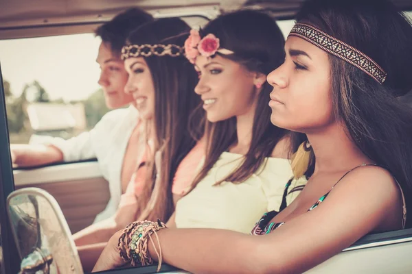 Multi-étnico hippie amigos em uma viagem de carro — Fotografia de Stock