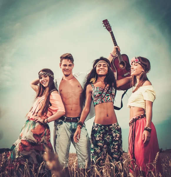 Wielonarodowych hipis przyjaciół z gitara w polu pszenicy — Zdjęcie stockowe