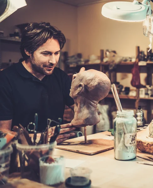 Homme travaillant dans un atelier spécial prothétique fx — Photo